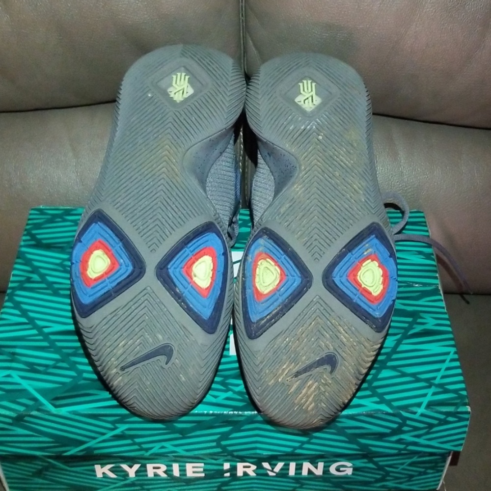Basketball Shoes - Picture 4 of 5
